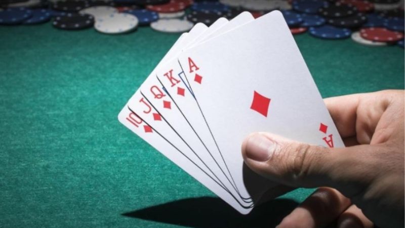 Áp dụng cách chơi câu bài để dụ người chơi đánh ra quân bài mong muốn